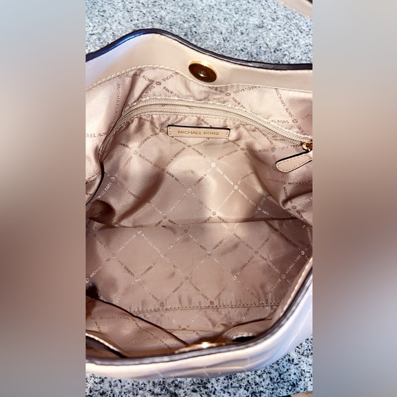 Micheal Kors purse - Picture 2 of 2